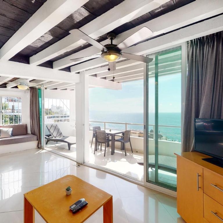 Modern & bright condo with ocean views & pool - walk to the beach - Vacation Home - 4