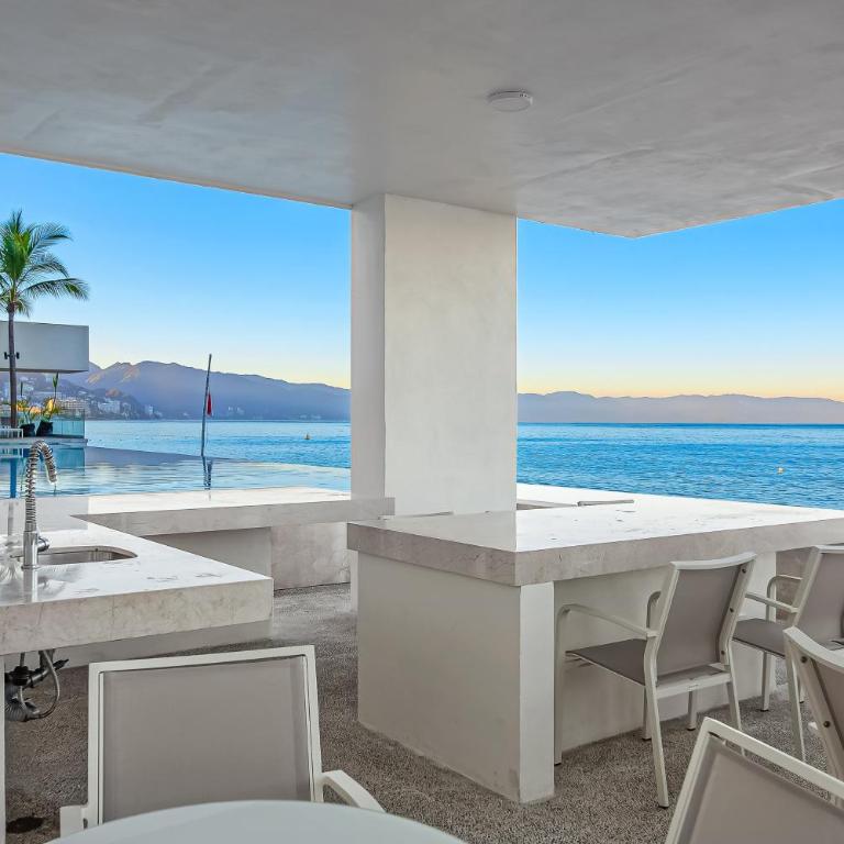 Modern oceanfront studio with breathtaking sunsets, heated pools & beach access - Casa - 42