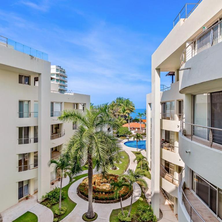 Ocean-view condo with pools, roof deck, lounge, private balcony, & AC - Casa - 27