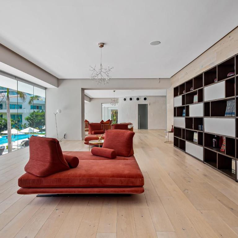 Luxe condo with infinity pool, fitness center, sweeping vistas, and central AC - Casa - 25