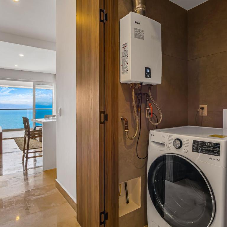 Stylish oceanfront condo with infinity pool, rooftop deck & beach access - Vacation Home - 19
