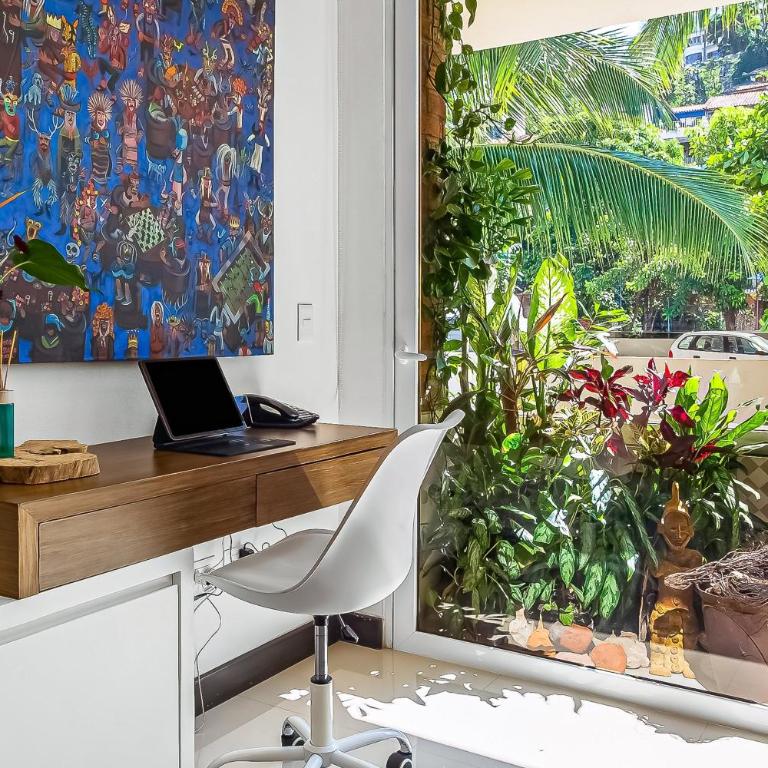 Stunning condo with brilliant views, walk-in shower, desk, balcony, & W/D - Vacation Home - 9