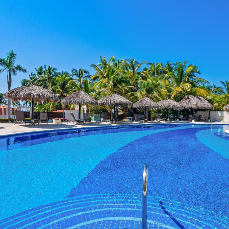 Bright coastal apartment with pool, balcony & beach access close by - Casa - 36
