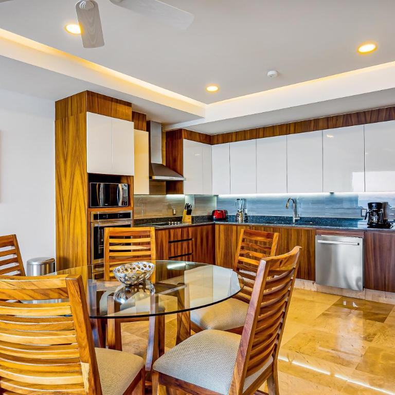 Exquisite waterfront condo with amazing pool, balcony & W/D - Vacation Home - 11