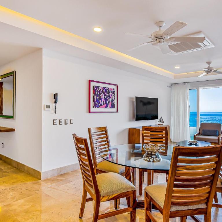 Exquisite waterfront condo with amazing pool, balcony & W/D - Vacation Home - 9