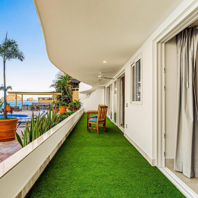 Exquisite waterfront condo with amazing pool, balcony & W/D - Vacation Home - 23