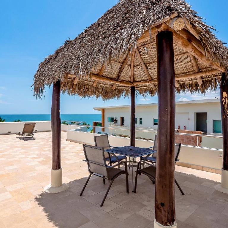 Ocean-view condo with pools, roof deck, lounge, private balcony, & AC - Casa - 24