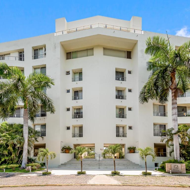 Ocean-view condo with pools, roof deck, lounge, private balcony, & AC - Casa - 3