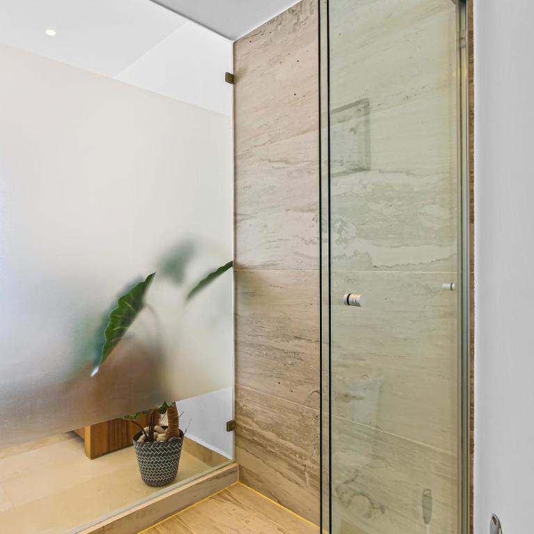 Modern oceanfront studio with breathtaking sunsets, heated pools & beach access - Casa - 19