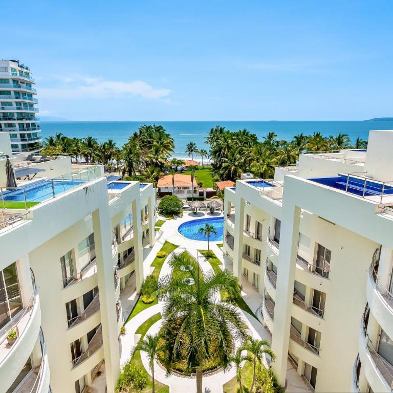 Ocean-view condo with pools, roof deck, lounge, private balcony, & AC - Casa - 26