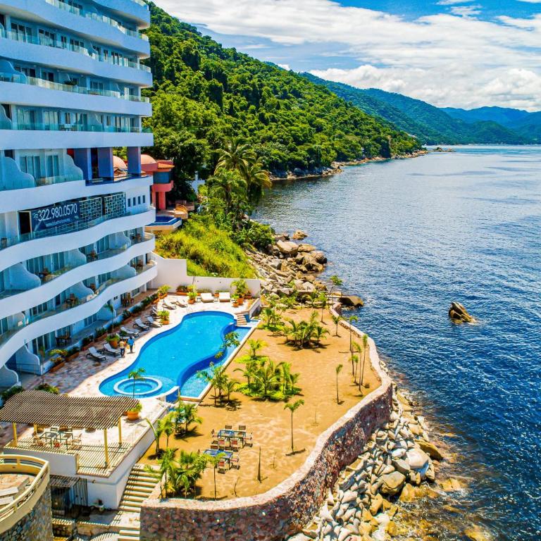 Exquisite waterfront condo with amazing pool, balcony & W/D - Vacation Home - 44