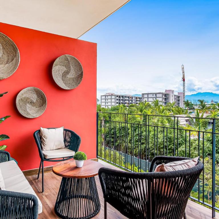 Mountain-view apartment near beach with balcony, rooftop pool, gym, & Ping-Pong - Casa - 2