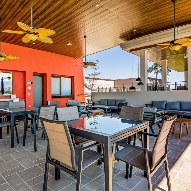 Mountain-view apartment near beach with balcony, rooftop pool, gym, & Ping-Pong - Casa - 41