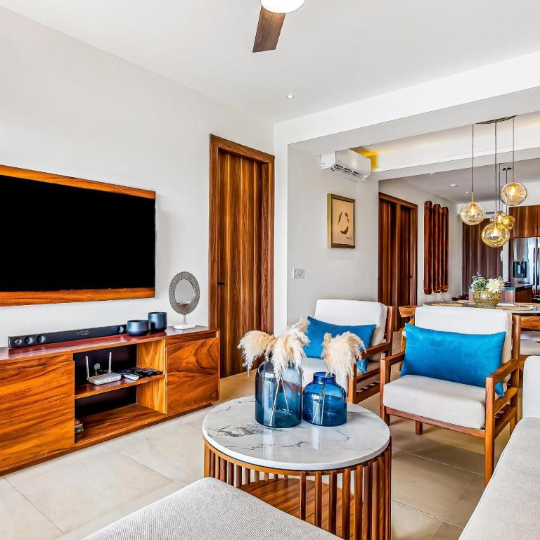 Mountain-view apartment near beach with balcony, rooftop pool, gym, & Ping-Pong - Casa - 7