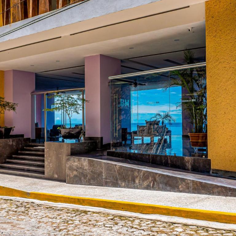 Exquisite waterfront condo with amazing pool, balcony & W/D - Vacation Home - 3