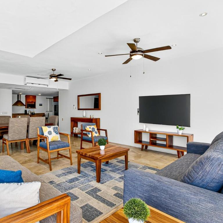 Bright coastal apartment with pool, balcony & beach access close by - Casa - 12