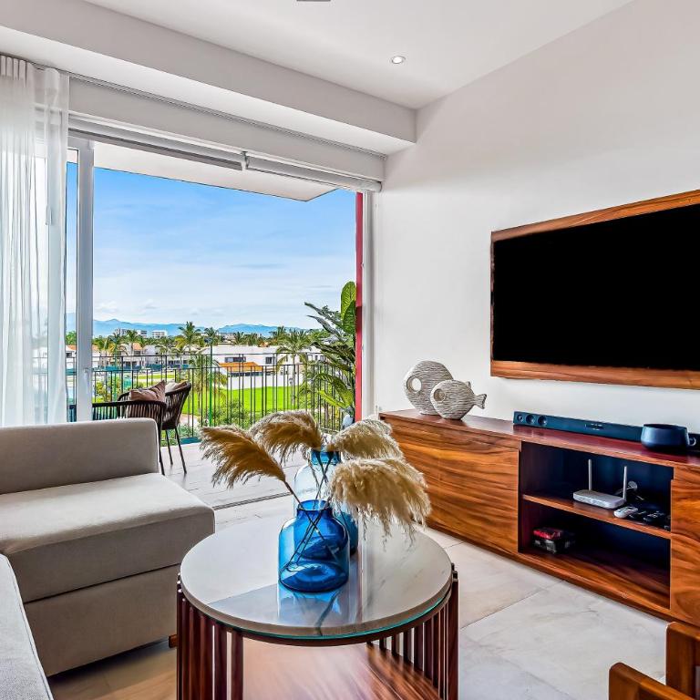 Mountain-view apartment near beach with balcony, rooftop pool, gym, & Ping-Pong - Casa - 6