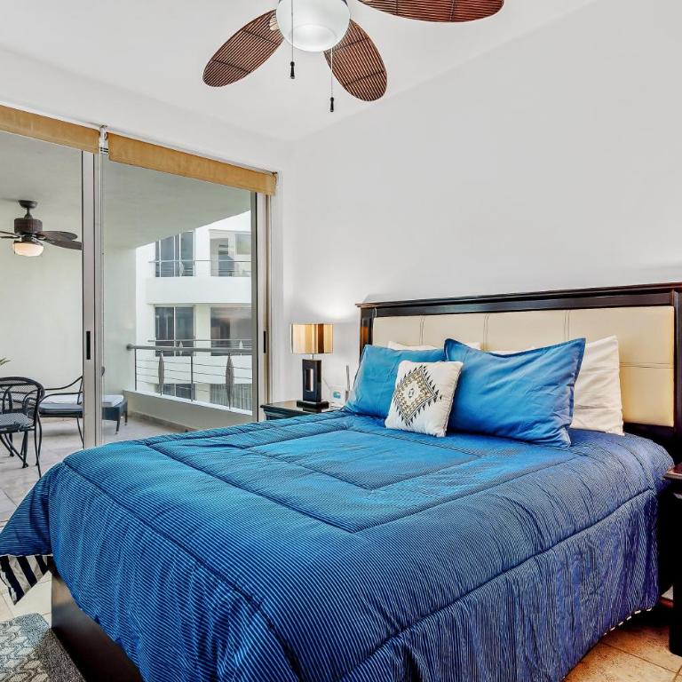 Ocean-view condo with pools, roof deck, lounge, private balcony, & AC - Casa - 16