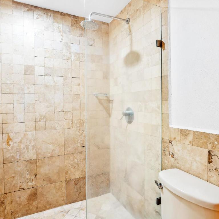 Ocean-view condo with pools, roof deck, lounge, private balcony, & AC - Casa - 18