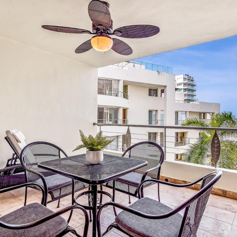 Ocean-view condo with pools, roof deck, lounge, private balcony, & AC - Casa - 19