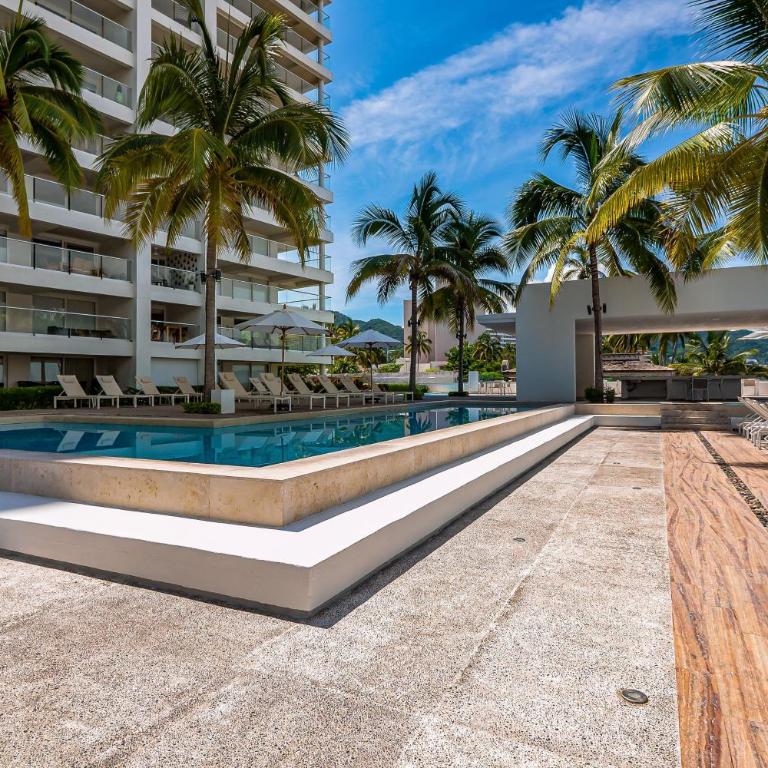 Stylish oceanfront condo with infinity pool, rooftop deck & beach access - Vacation Home - 37