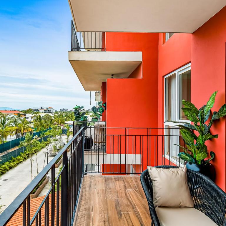 Mountain-view apartment near beach with balcony, rooftop pool, gym, & Ping-Pong - Casa - 3