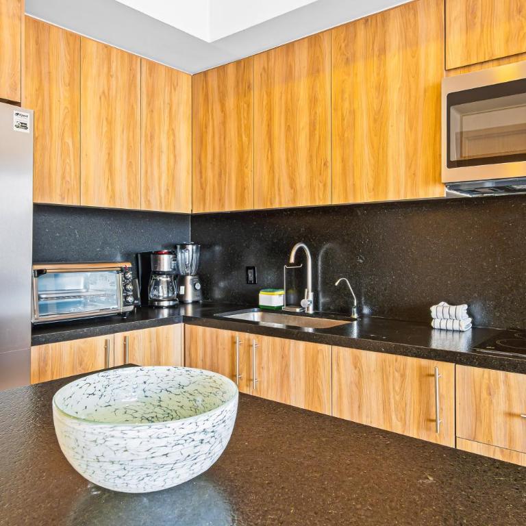 Bright coastal condo with pool access, private balcony & fast Wi-Fi - Vacation Home - 12