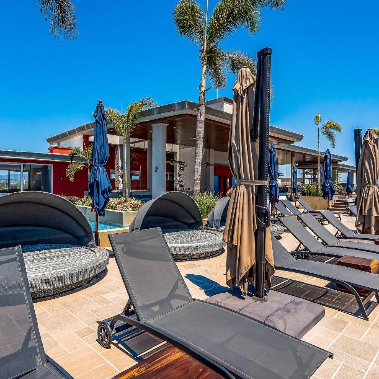Mountain-view apartment near beach with balcony, rooftop pool, gym, & Ping-Pong - Casa - 39