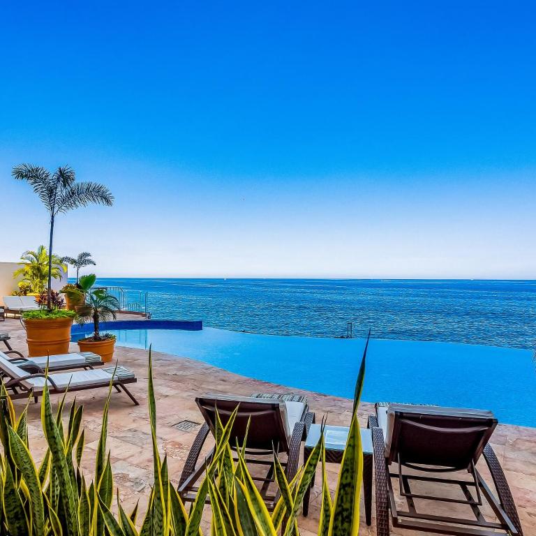 Exquisite waterfront condo with amazing pool, balcony & W/D - Vacation Home - 36