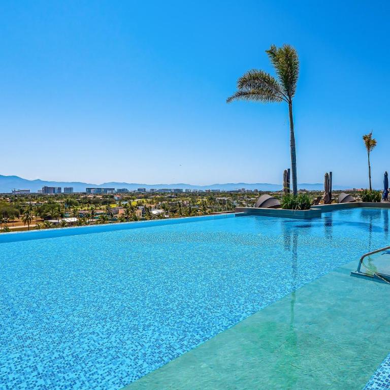 Mountain-view apartment near beach with balcony, rooftop pool, gym, & Ping-Pong - Casa - 35