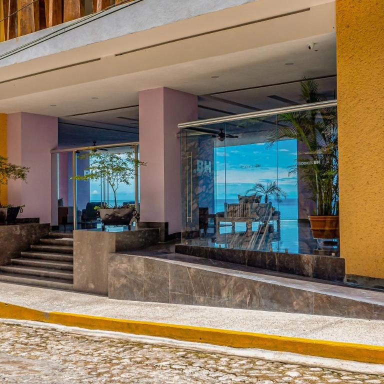 4th-floor oceanfront condo with balcony, outdoor pool, ocean views & AC - Casa - 3
