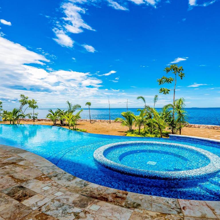 Exquisite waterfront condo with amazing pool, balcony & W/D - Vacation Home - 33