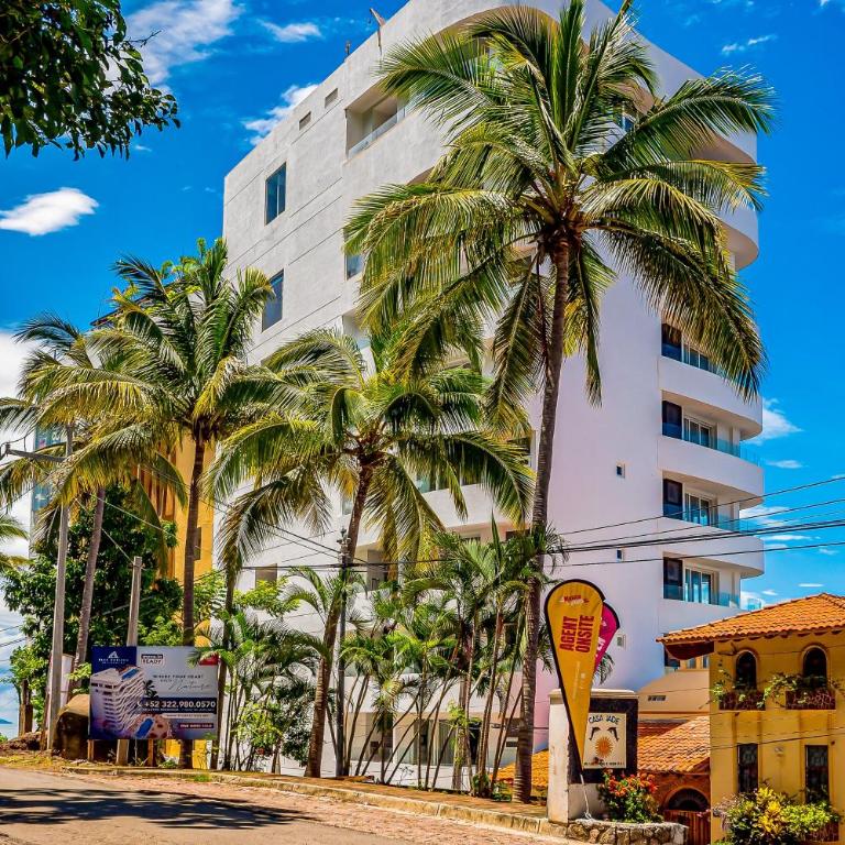 Exquisite waterfront condo with amazing pool, balcony & W/D - Vacation Home - 43