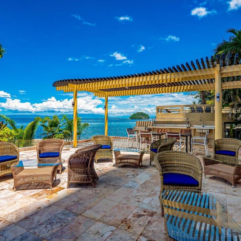 Exquisite waterfront condo with amazing pool, balcony & W/D - Vacation Home - 41