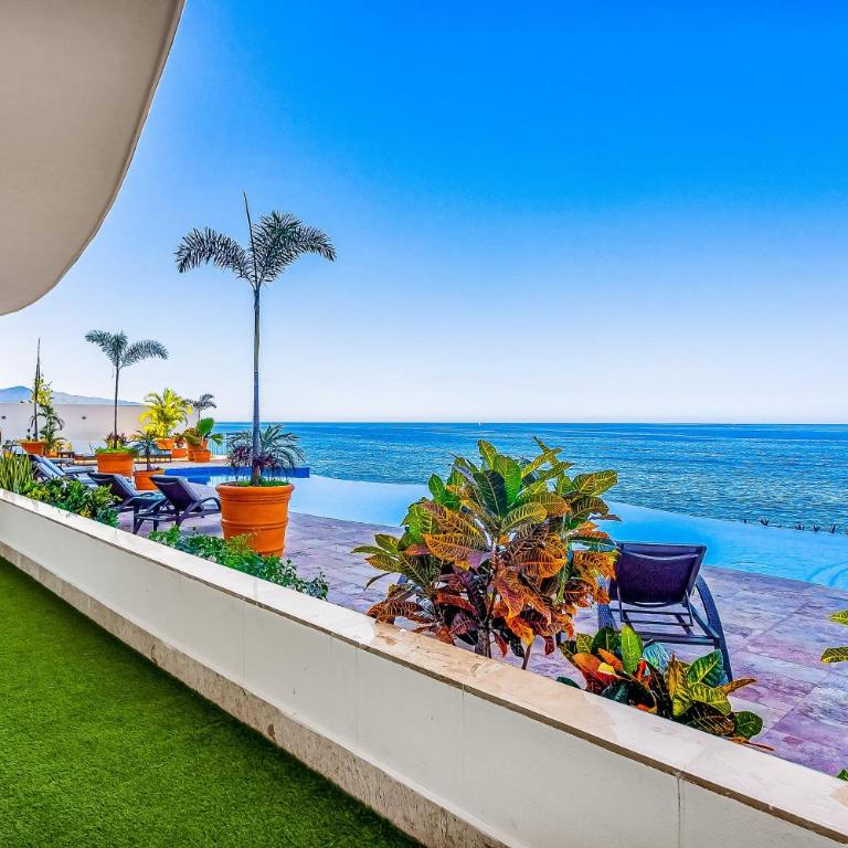Exquisite waterfront condo with amazing pool, balcony & W/D - Vacation Home - 24