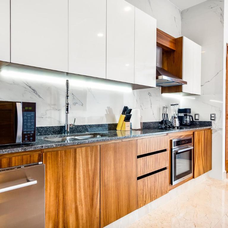 4th-floor oceanfront condo with balcony, outdoor pool, ocean views & AC - Casa - 14