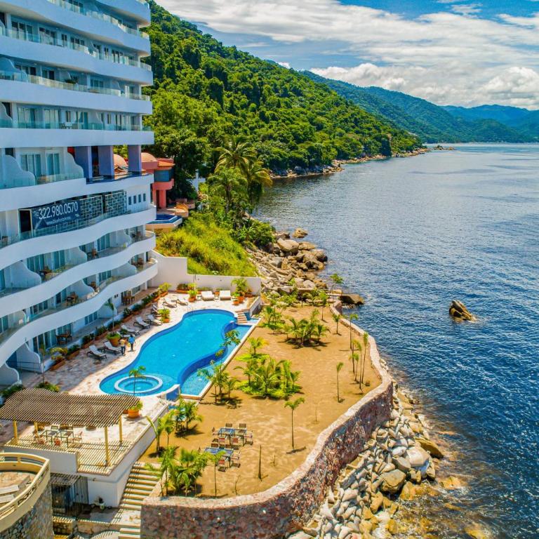 4th-floor oceanfront condo with balcony, outdoor pool, ocean views & AC - Casa - 43