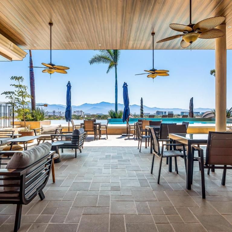 Mountain-view apartment near beach with balcony, rooftop pool, gym, & Ping-Pong - Casa - 42