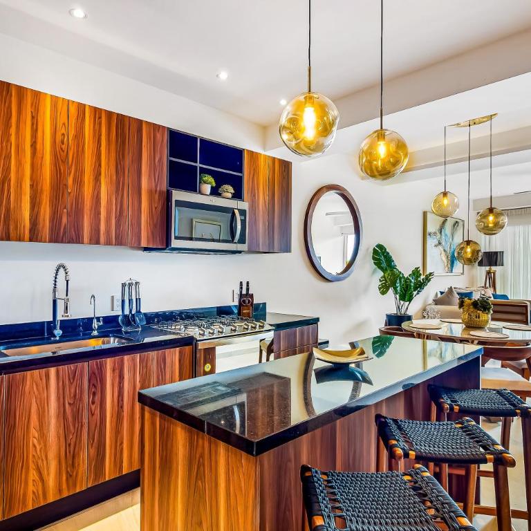 Mountain-view apartment near beach with balcony, rooftop pool, gym, & Ping-Pong - Casa - 14