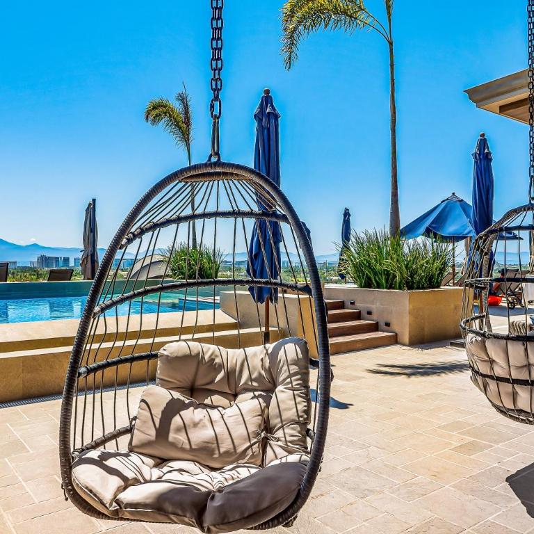 Mountain-view apartment near beach with balcony, rooftop pool, gym, & Ping-Pong - Casa - 40