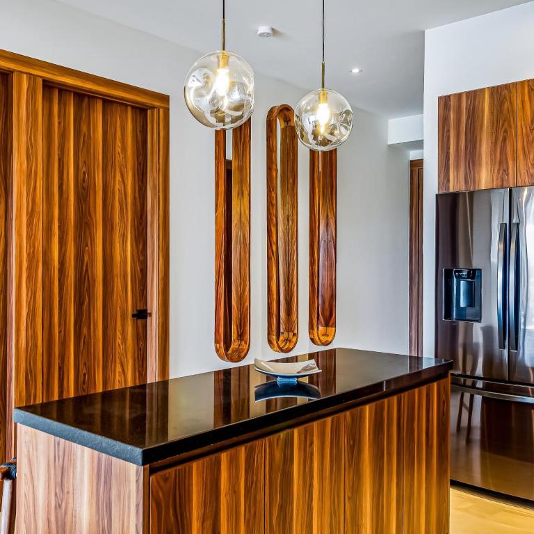 Mountain-view apartment near beach with balcony, rooftop pool, gym, & Ping-Pong - Casa - 18