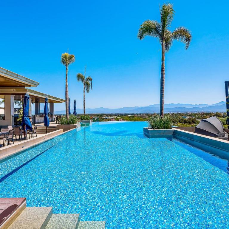 Mountain-view apartment near beach with balcony, rooftop pool, gym, & Ping-Pong - Casa - 36