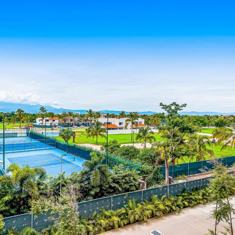 Mountain-view apartment near beach with balcony, rooftop pool, gym, & Ping-Pong - Casa - 38