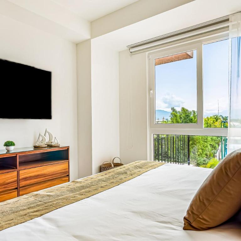 Mountain-view apartment near beach with balcony, rooftop pool, gym, & Ping-Pong - Casa - 21