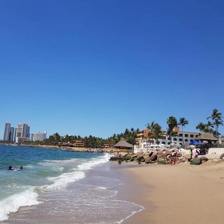 Stylish 2BR Retreat Near Beaches & Downtown PV - Apartamento - 17