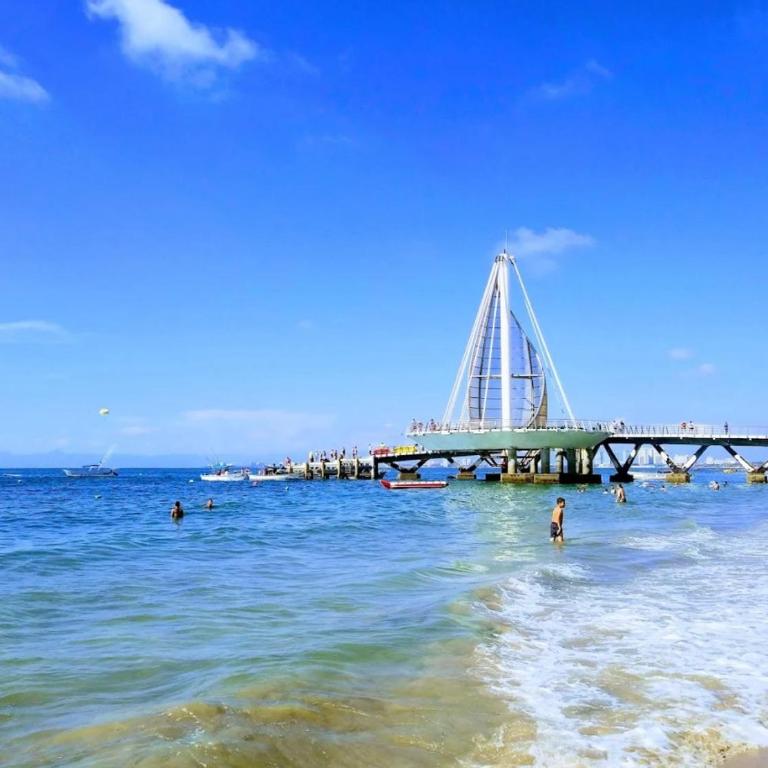 Stylish 2BR Retreat Near Beaches & Downtown PV - Apartamento - 6