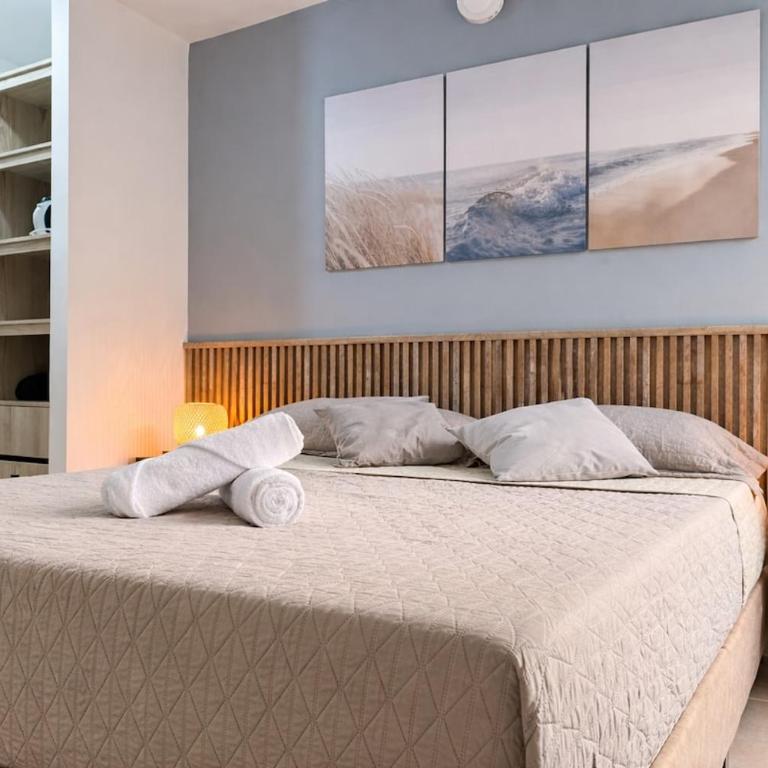 Coastal Breeze Escape Apartment - Two-Bedroom Deluxe Apartment - 13