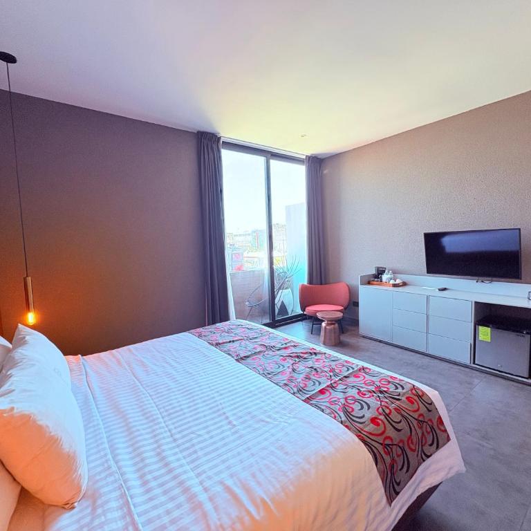 Queen Suite Oasis Just Minutes from the Beach - Deluxe King Studio - 1
