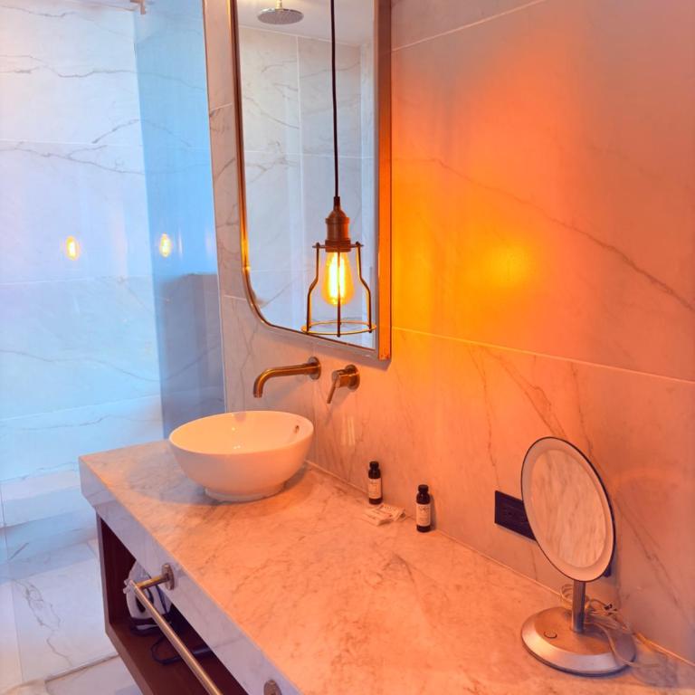 Queen Suite Oasis Just Minutes from the Beach - Deluxe King Studio - 6