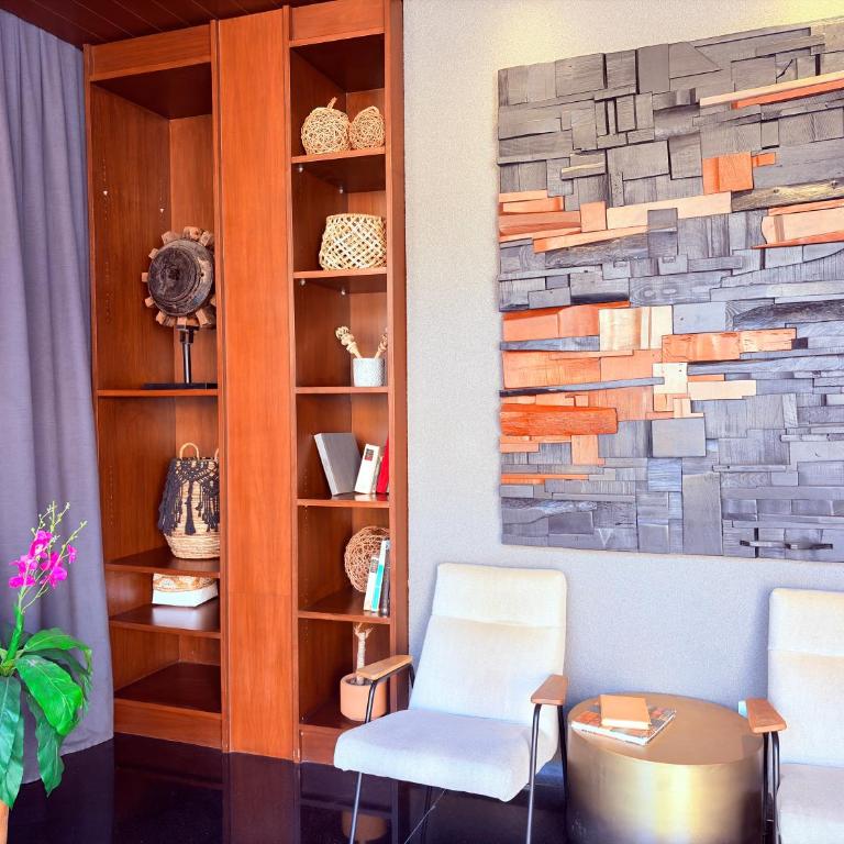 Queen Suite Oasis Just Minutes from the Beach - Deluxe King Studio - 14